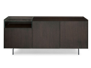 Деревянный шкаф с распашными дверями