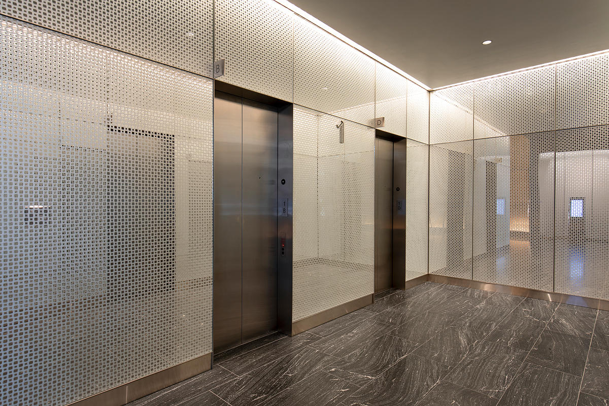 FSRT643 Фрагмент системы выравнивания стен с панелями из стекла vivispectra vektr с индивидуальной прослойкой, показанной в конфигурации отражения с отделкой pearlex + и выступающими ребрами из нержавеющей стали Forms-surfaces  - Вид №1