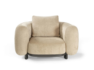 Тканевое кресло с подлокотниками и деревянной основой