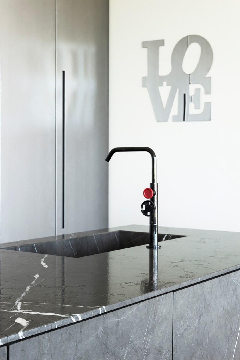 TM Italia Cucine Кухня с островом и системой коринфских каменных стен D90 sun-id-1462370 - Вид №8