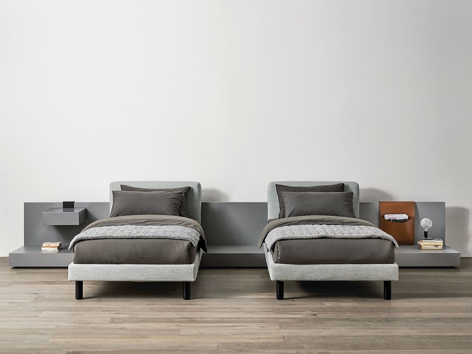 Секционная мягкая текстильная кровать с спинкой Meridiani ARCH-00008593