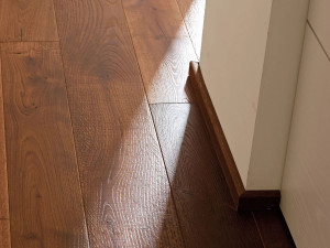 Биосовместимый твердый деревянный плинтус