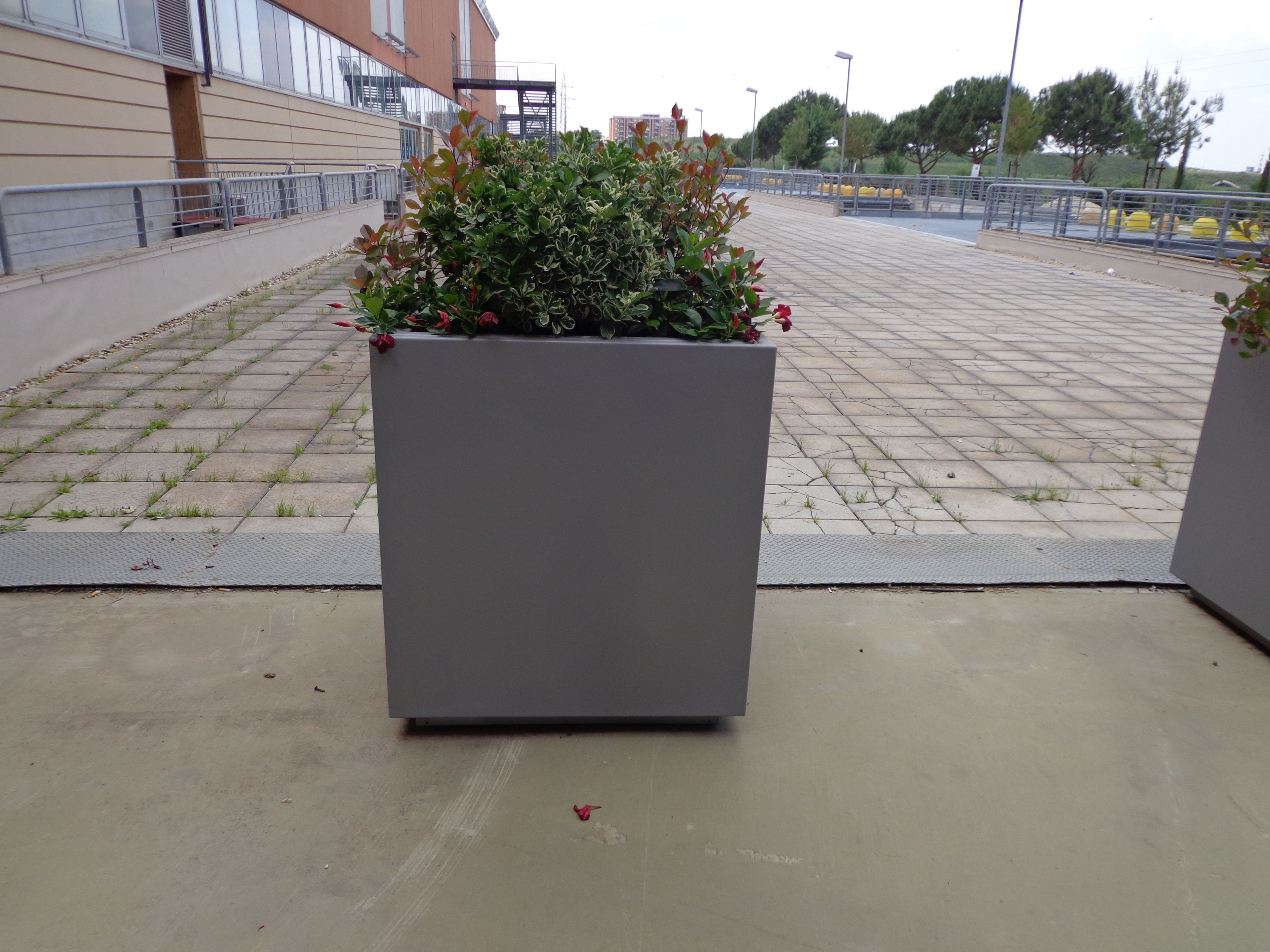 Квадратный плантатор из оцинкованного листа Viscio Urban Design FIORIERA ANTITERRORISMO ARCH-00086632 - Вид №4