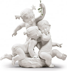 10669124 LLADRO Фигурка Lladro "Поцелуй под омелой" 34х35см Фарфор