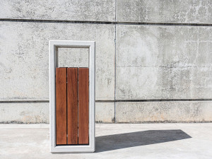 Деревянные и бетонные стойки для мусора