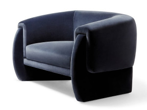 Бархатное кресло с подлокотниками