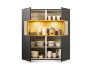 Деревянный шкаф с распашными дверцами