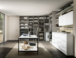 Шкаф для белья с распашными дверцами и ящиками