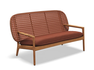 Плетеная и тиковая садовая скамейка с подлокотниками и спинкой