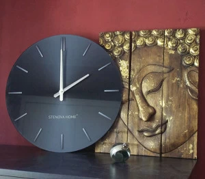 Современные интерьерные часы, выполненные из закаленного стекла.Большой циферблат имеет диаметр 50 см и толщину 4 мм. Основное изображение нанесено на оборотную сторону циферблата светостойкими чернилами, часовые засечки нанесены по внешней стороне циферб