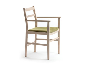 Деревянный стул с подлокотниками