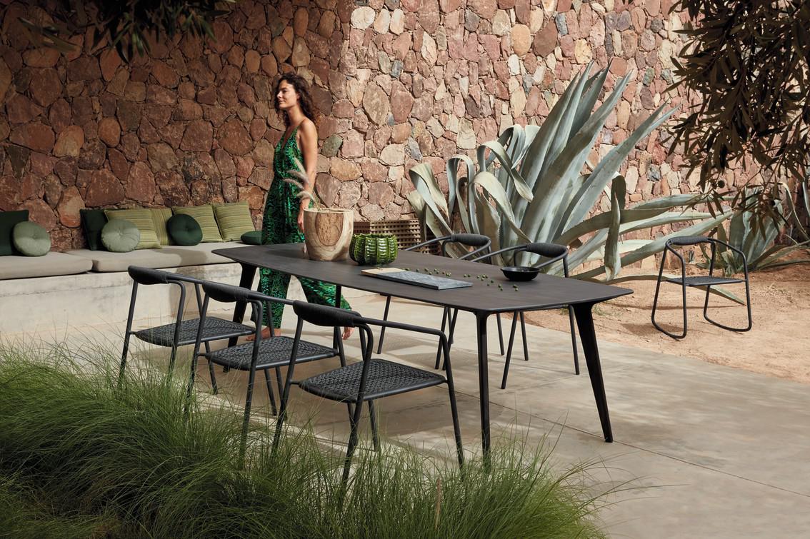 MNST985 Обеденный стол teak nero ⌀125см Manutti Torsa - Вид №3