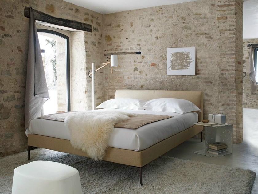 B&B Italia Двуспальная кровать из ткани с мягким изголовьем Charles sun-id-1457410 - Вид №2