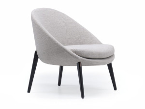 Тканевое кресло с подлокотниками