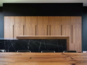 TM Italia Cucine Линейная кухня из орехового дерева каналетто и острова с раздвижной столешницей D90