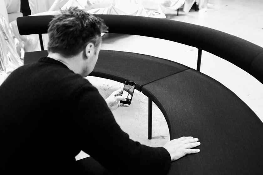 Offecct Изогнутый кожаный диван с полкой для журналов Font sun-id-1489871 - Вид №5