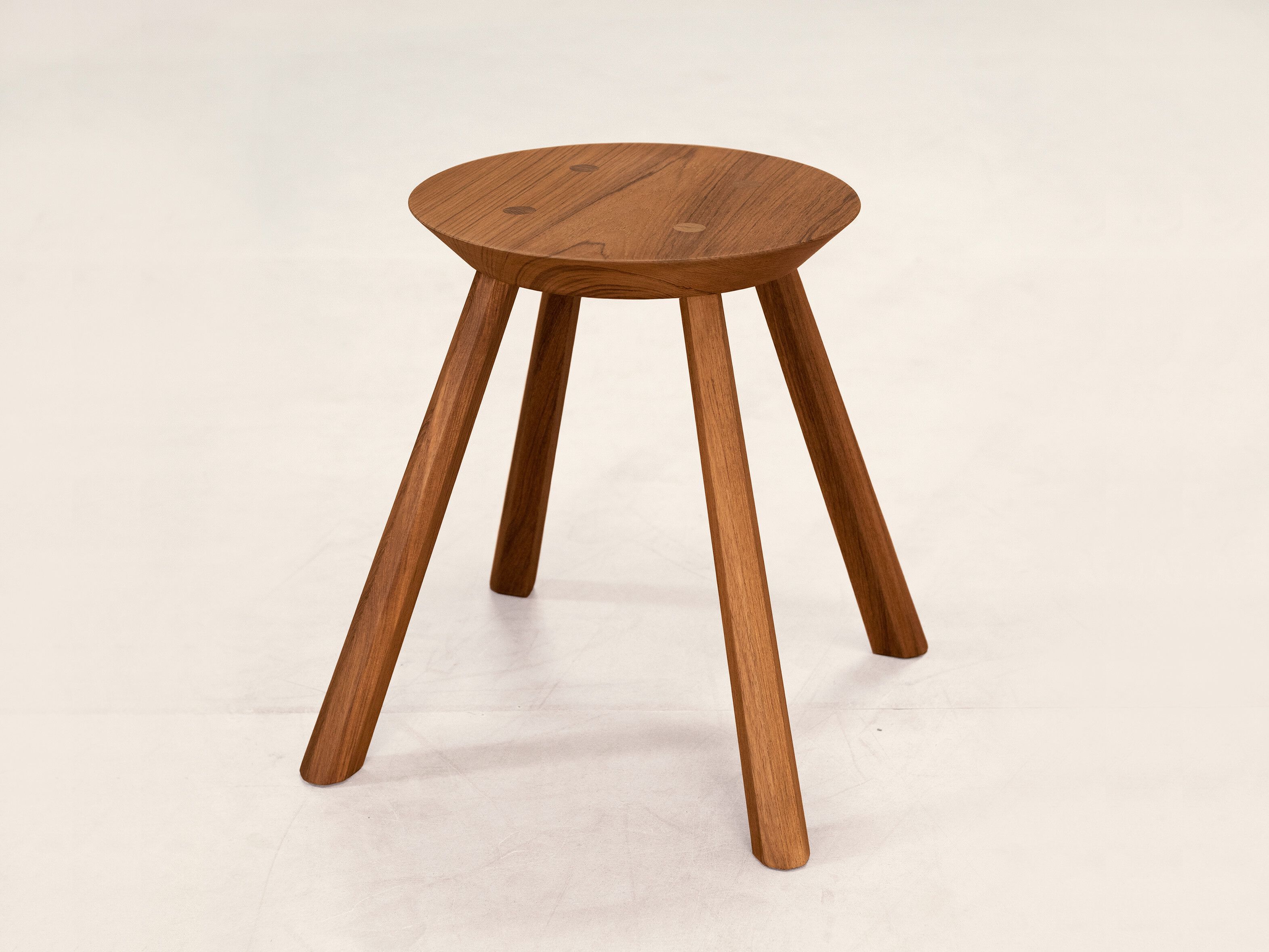 Низкий стул из тикового дерева Phantom Hands DW ARCH-00005024