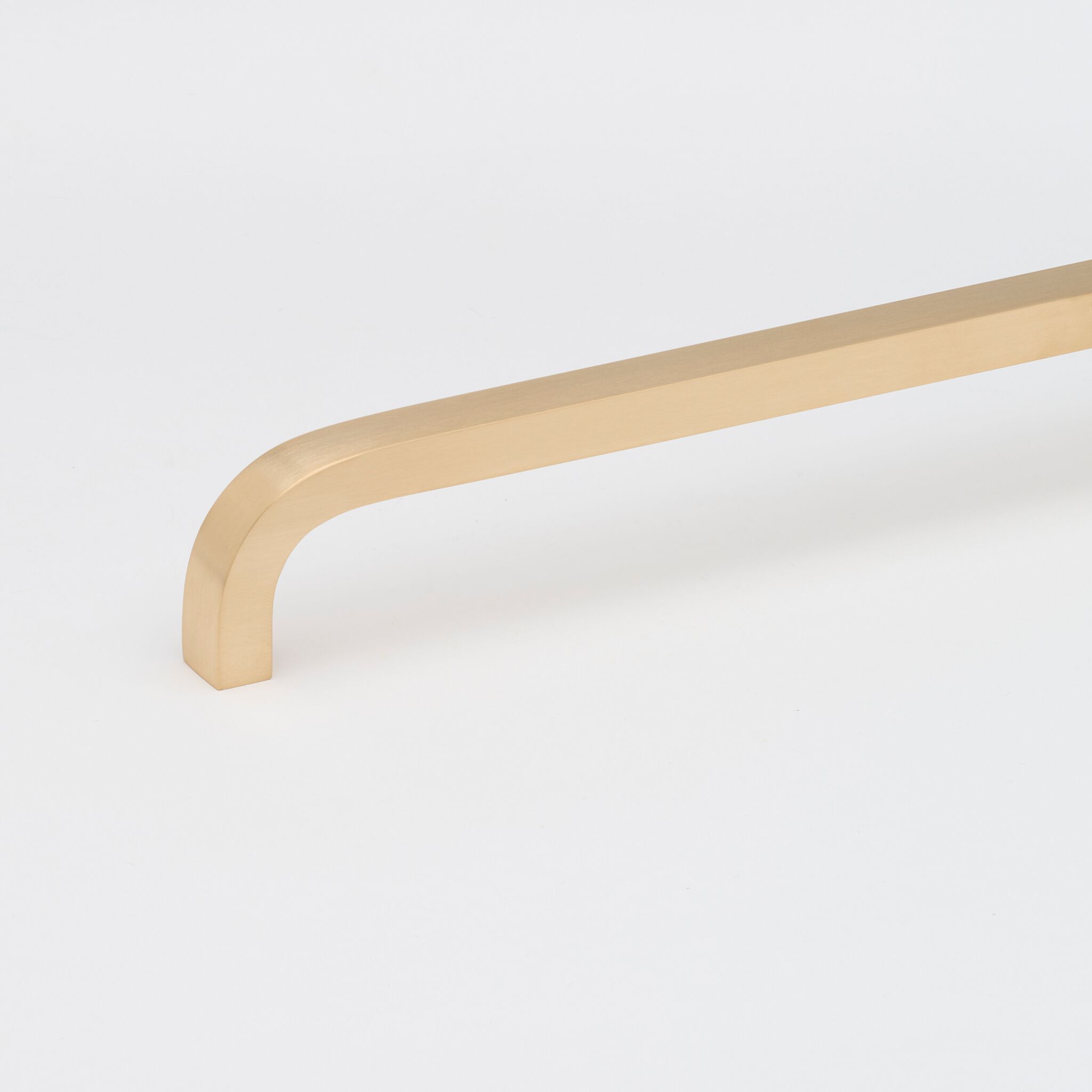 Латунная мебельная ручка Lo & Co Interiors Curve ARCH-00101114 - Вид №28