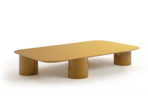 Низкий прямоугольный журнальный столик из лакированного дерева