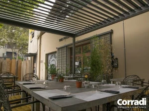 Corradi Отдельностоящая алюминиевая пергола с регулируемыми жалюзи Bioclimatics
