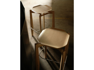 Деревянный барный стул с подставкой для ног