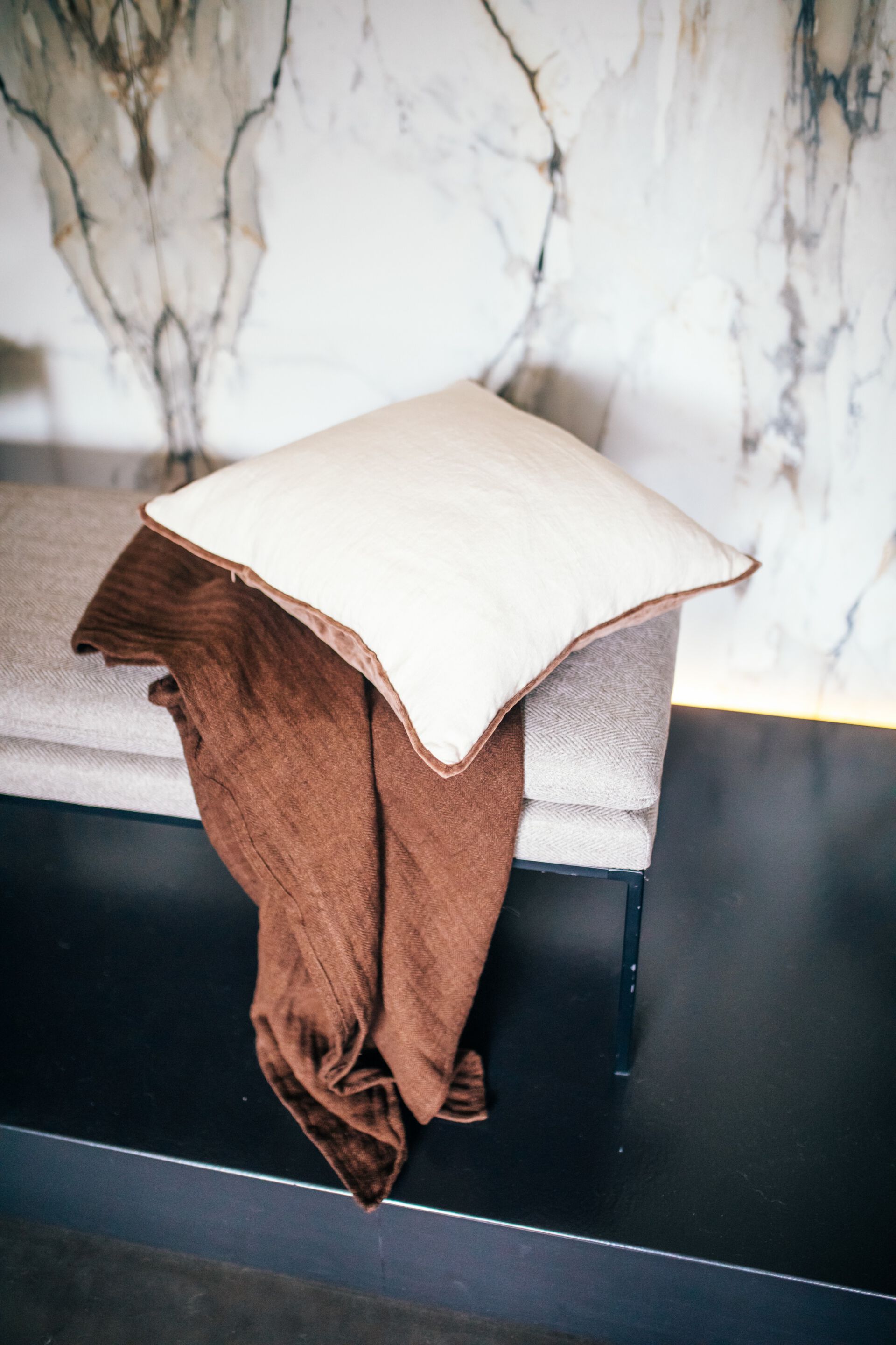 Подушка из льна и хлопка POMAX ALPHA OPPOSITES ARCH-00048053 - Вид №17