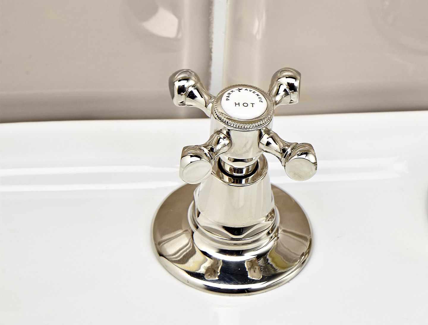 Смеситель для раковины с 3 отверстиями для пола с автоматическим сливом Park Avenue Hopkins ARCH-00081124 - Вид №1