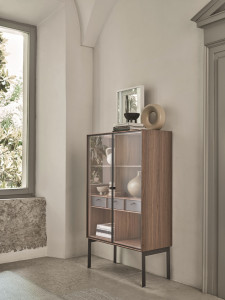 Сервант из грецкого ореха с распашными дверцами