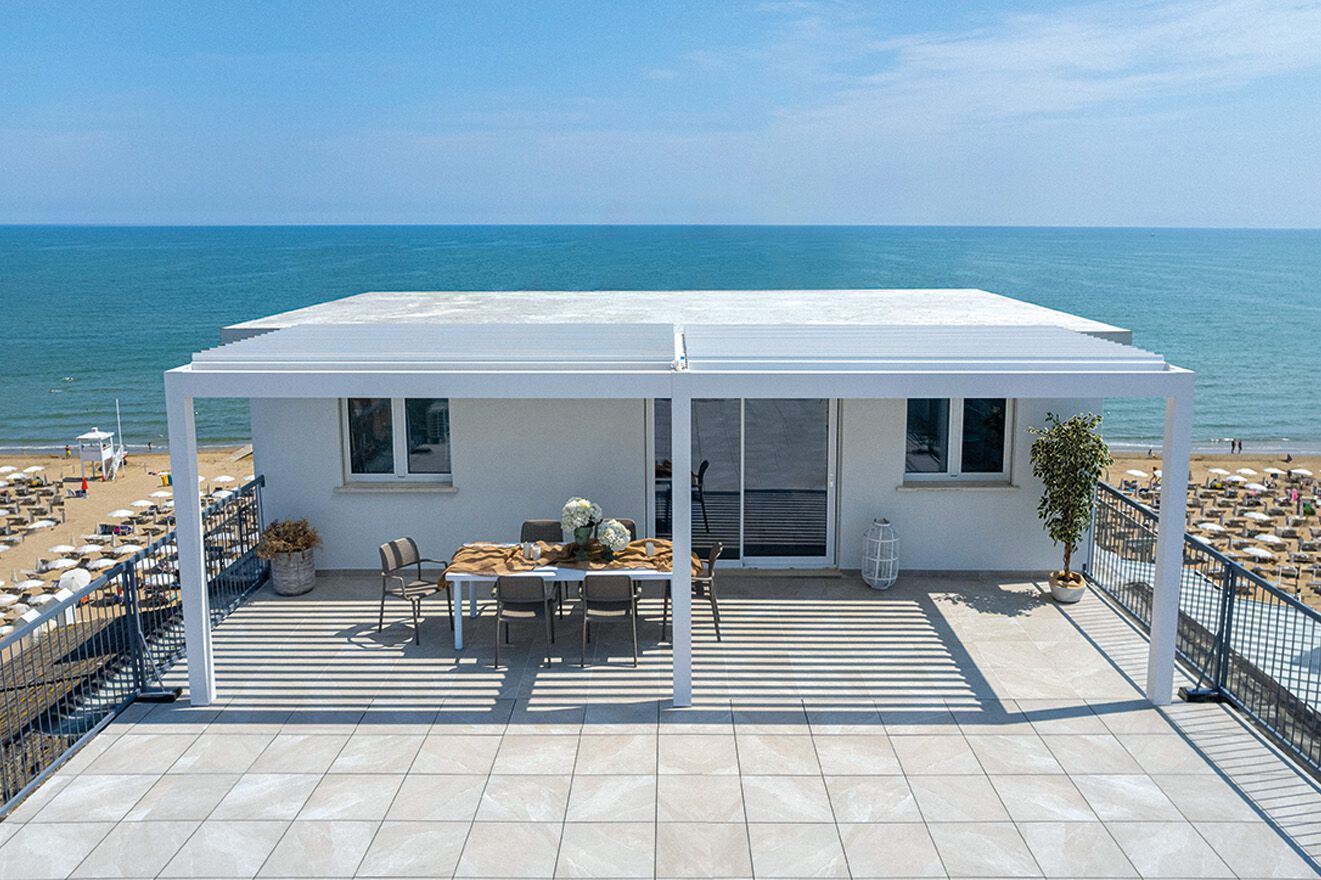 Биоклиматическая беседка из алюминия с поворотными планками YCO WATERPROOF ARCH-00055069 - Вид №2