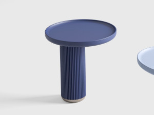 Круглый журнальный столик из лакированного дерева