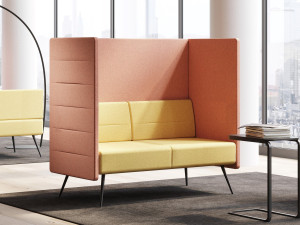 2-местный тканевый диван с высокой спинкой