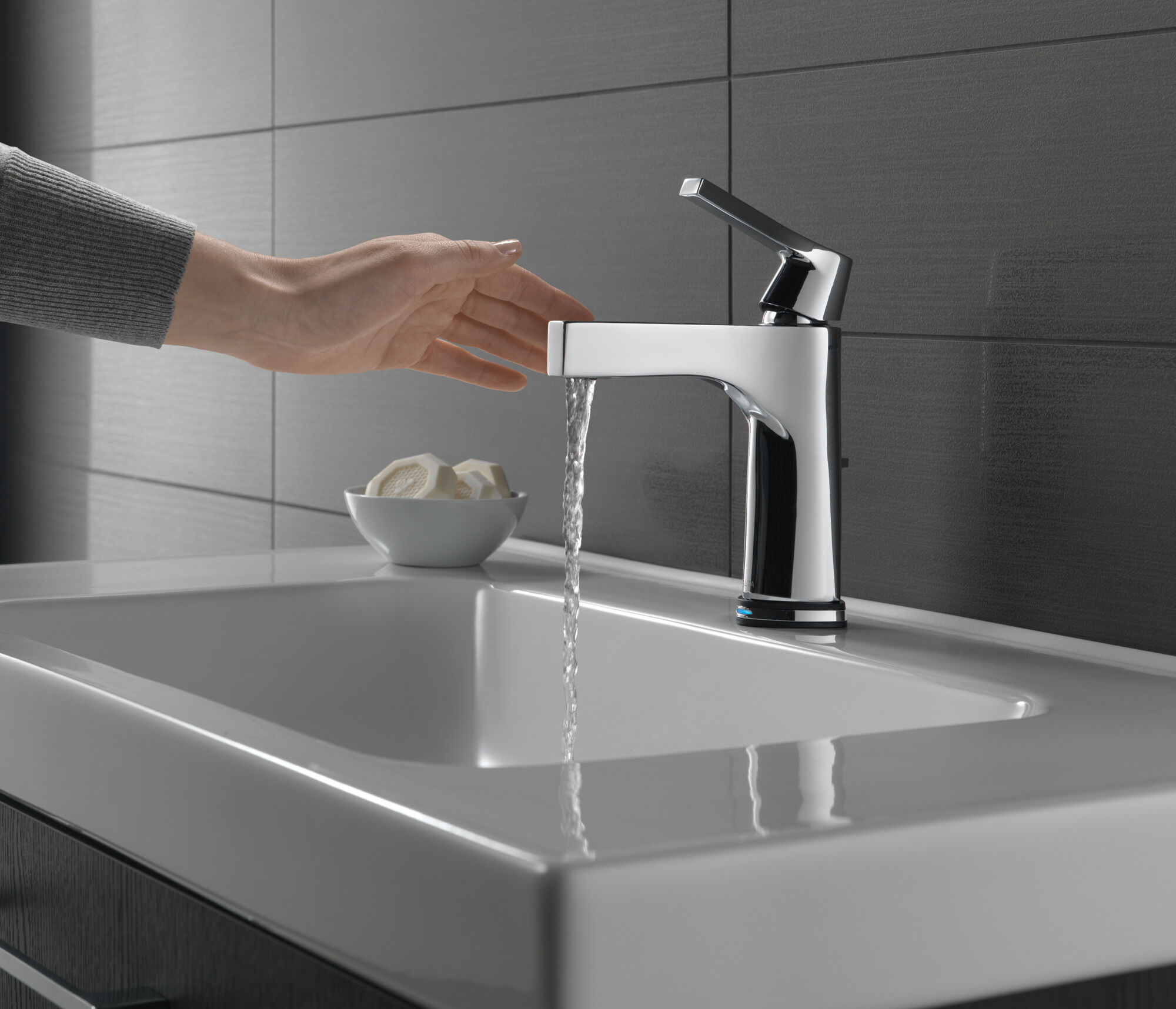 574T-CZ-DST Смеситель для ванной с одной ручкой с технологией Touch2O.xt® Delta Faucet Zura Шампанское бронза  - Вид №3