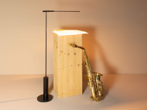 Регулируемая светодиодная напольная лампа с батарейным питанием