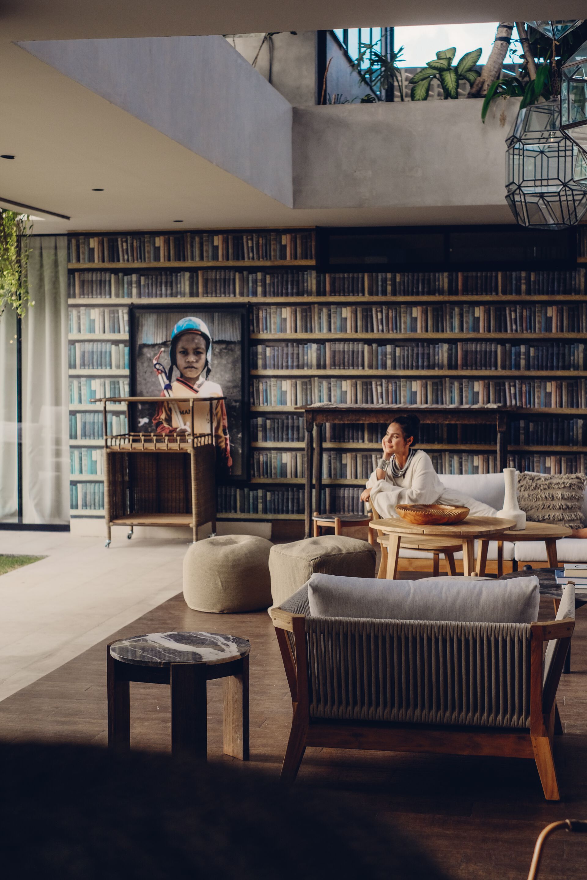 Высокий круглый стол из тикового дерева с мраморной столешницей cbdesign стела ARCH-00089225 - Вид №1