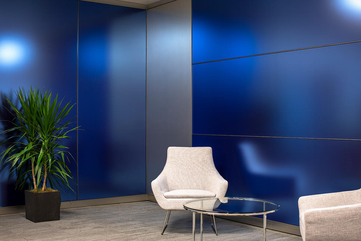 FSRT646 Система обшивки стен Levelr с панелями из вивихромного хромового стекла с прослойкой индивидуального цвета, показанная в конфигурации «отражающий» с отделкой pearlex +, нержавеющая сталь с отделкой «горный хрусталь» и открывающиеся ребра из нержав Forms-surfaces  - Вид №18