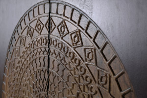 Сервант из манго с распашными дверцами