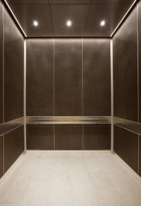 FSRT766 Интерьер лифта Levele-105 из склеенной бронзы с темной патиной и узором Charleston; панели поручней из нержавеющей стали с отделкой из каймы; Прямоугольные поручни из сатинированной нержавеющей стали от baylor charles a. онкологический центр саммо Forms-surfaces 