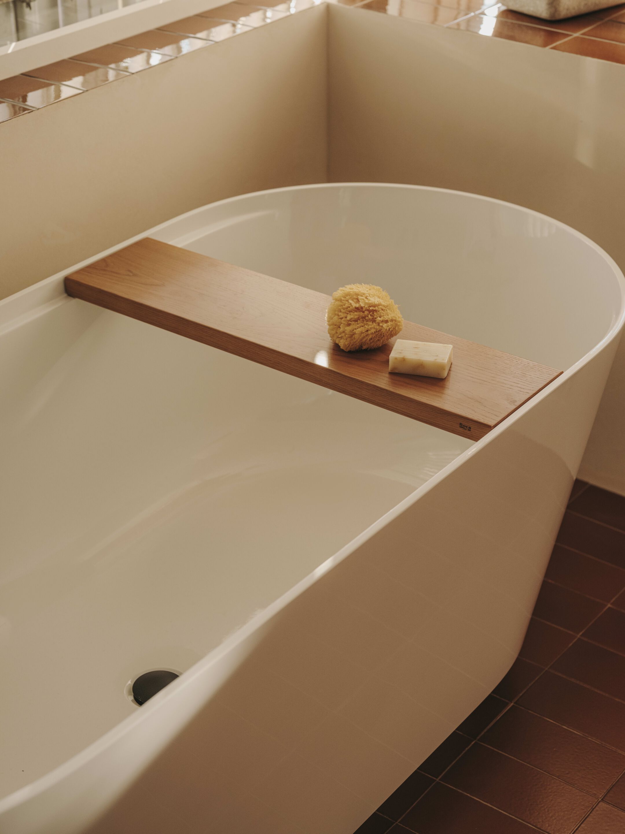 Овальная ванна в центре комнаты в Stonex® Roca Tura ARCH-00058759 - Вид №8