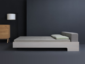 Двуспальная кровать с мягким изголовьем