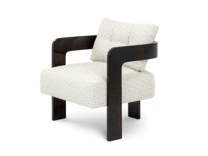 Черное кресло с подлокотниками