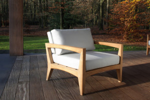 Мягкое тканевое садовое кресло с подлокотниками