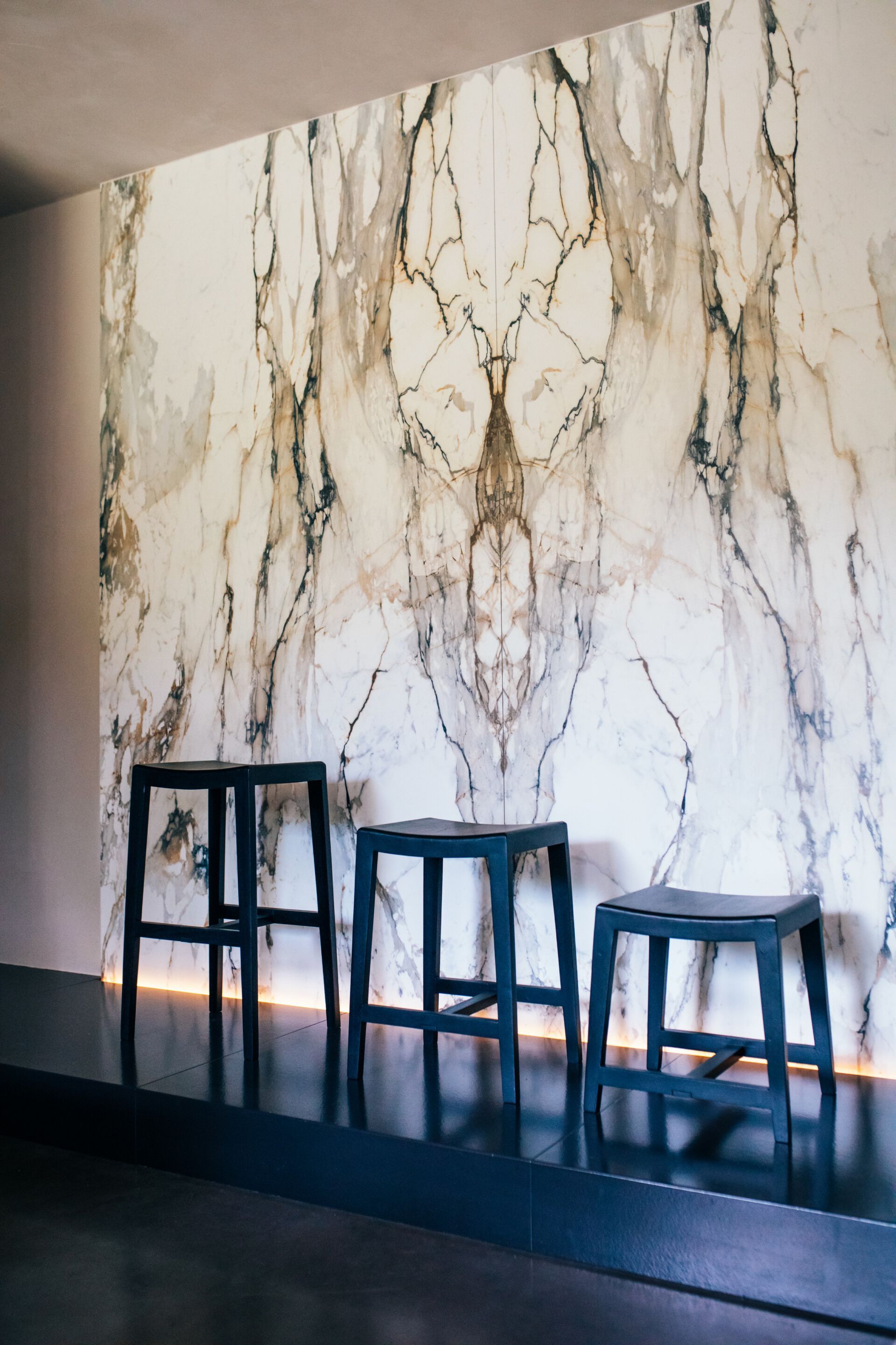 Высокий кухонный табурет из манго с подставкой для ног POMAX KENT ARCH-00119444 - Вид №4