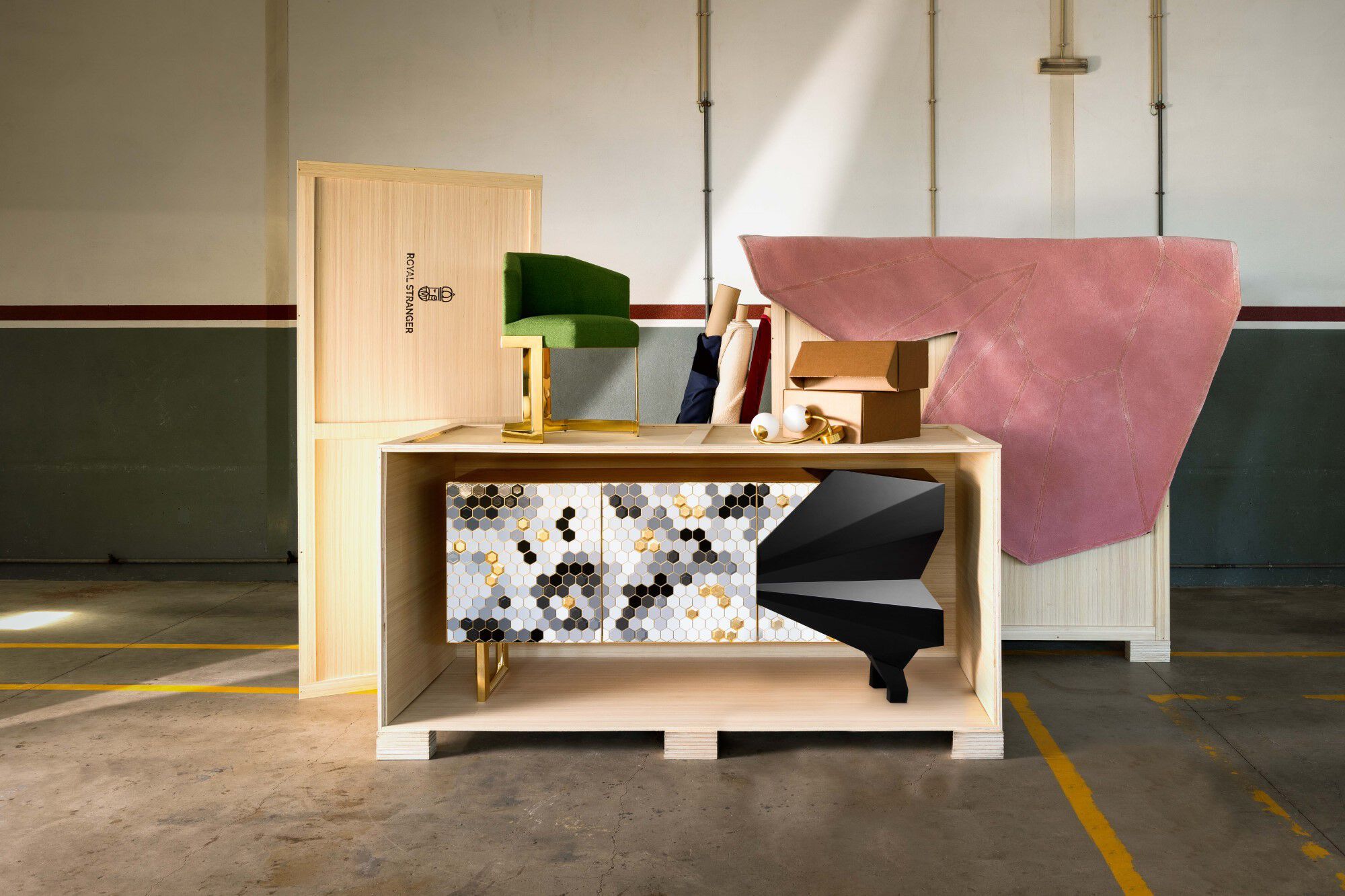 Деревянный шкаф с распашными дверями ROYAL STRANGER HONEYCOMB ARCH-00139956 - Вид №6