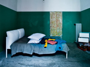 Двуспальная кровать с мягким изголовьем