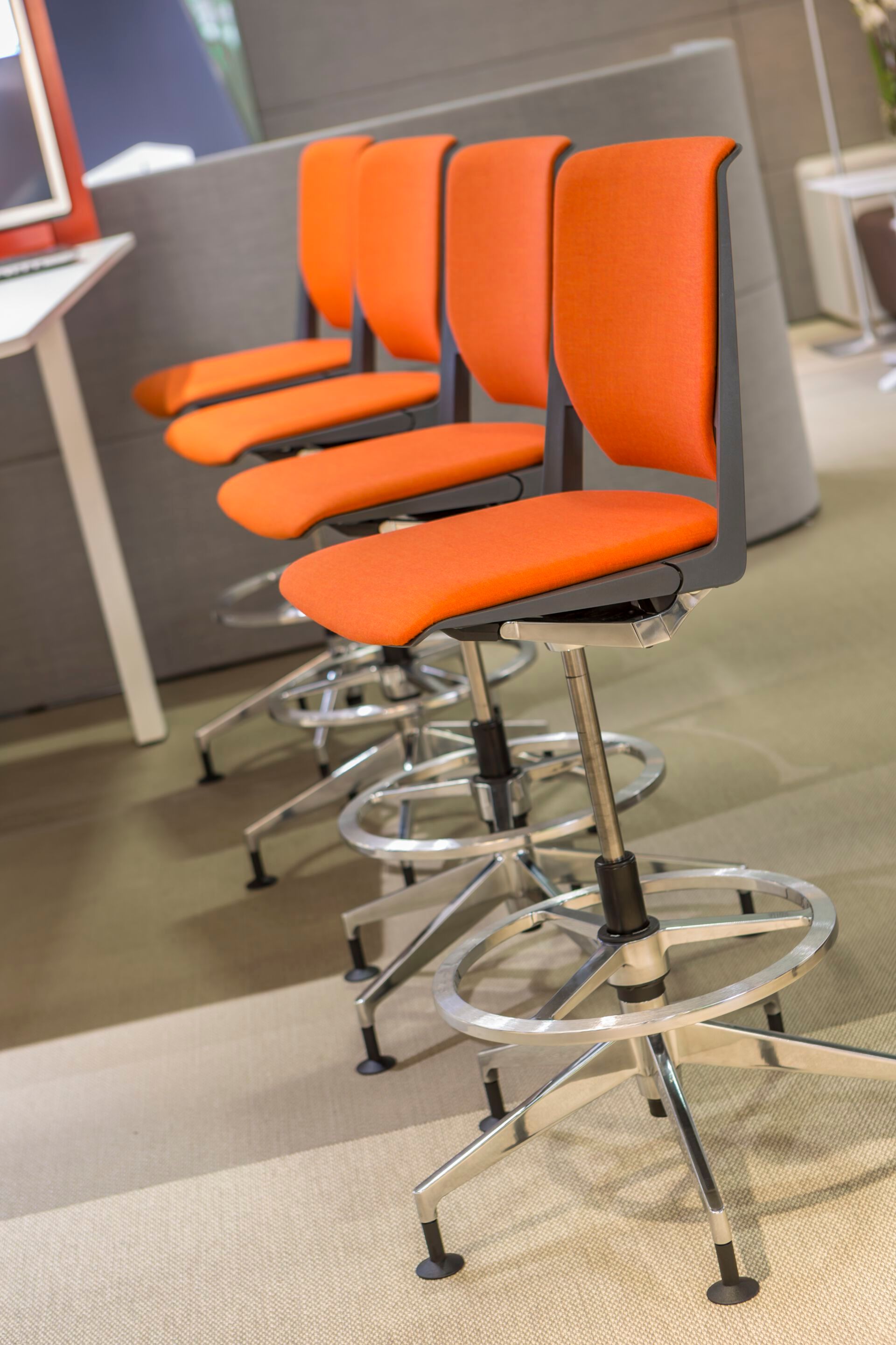 Пластиковый поворотный регулируемый по высоте офисный стул с колесами Haworth Very ARCH-00061090 - Вид №2