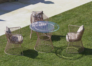 Круглый садовый стол