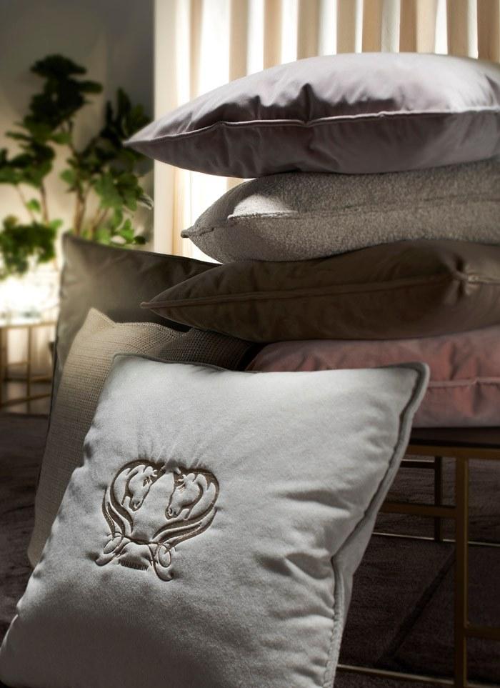 Former In Italia Квадратная подушка из бархата sun-id-1511850 - Вид №4