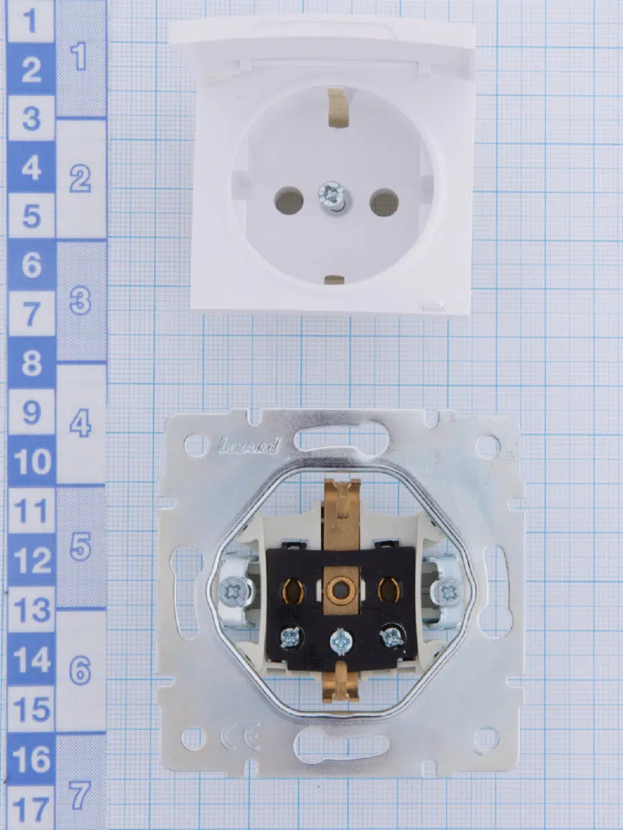 KARINA Розетка сз с крышкой белый LEZARD 707-0288-123В - Вид №1