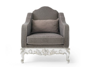 Тканевое кресло с подлокотниками