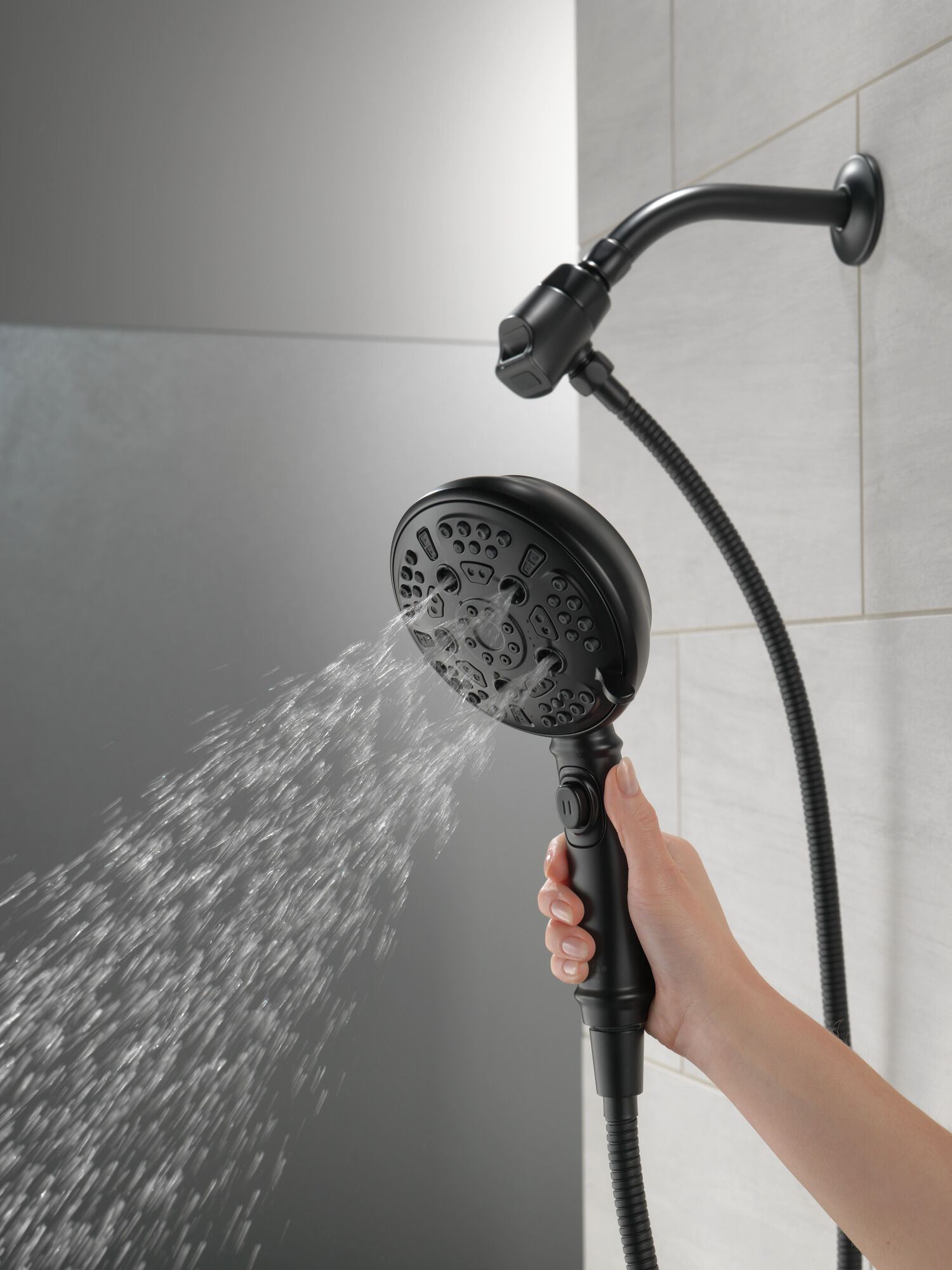54710-BL-PK Ручной душ SureDock ™ с 7 настройками Delta Faucet Universal Showering Матовый черный  - Вид №5